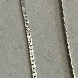 Women’s vintage silver tone necklace